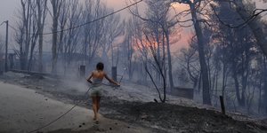 γυναίκα σβήνει φωτιά