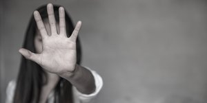 γυναίκα με το χέρι προς την κάμερα