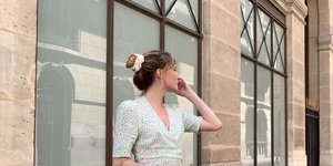 γυναίκα με φόρεμα