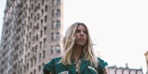 γυναίκα με φούστα