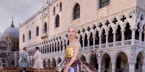 Η Έλεν Μίρεν με τουαλέτα