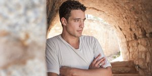 Liam Irelandm, πρωταγωνιστής της σειράς «Η Γη της Ελιάς»