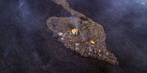 Το μοναχικό σπίτι που γλύτωσε την πύρινη λάβα