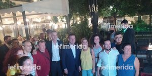 Μπακογιάννης και Ιμάμογλου έξω από το εστιατόριο Σαμάνο στην Πλάκα
