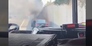 Ηρωικός αστυνομικός βγάζει άνδρα από φλεγόμενο αυτοκίνητο