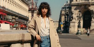 γυναίκα με τζιν 