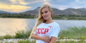 Τζούλια Νόβα, η μπλούζα με το σφυροδρέπανο