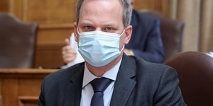 Κώστας Καραμανλής κοιταει καμερα