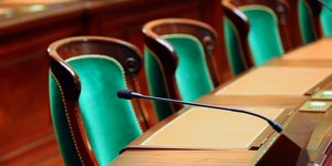 καρέκλες σε συνεδριακό κέντρο