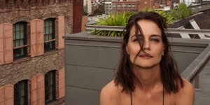 Η Κέιτι Χολμς με μαύρο φόρεμα