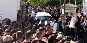 Συντετριμμένη στην κηδεία του Mad Clip η πρώην σύντροφός του