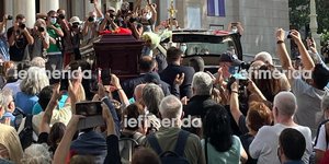 Με καθυστέρηση 1,5 ώρας η μεταφορά της σορού του Μίκη Θεοδωράκη στην Μητρόπολη