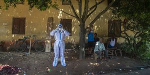 Υγειονομικός υπάλληλος στην Ινδία εν μέσω κορωνοϊού