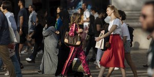 Κόσμος περπατά στο δρόμο
