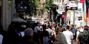 κόσμος περπατάει στην Ερμού