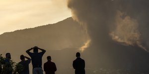 Κόσμος βλέπει από απόσταση την έκρηξη του ηφαιστείου στη Λα Πάλμα