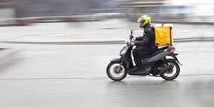 Ένας διανομέας πάνω σε μοτοσικλέτα