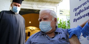 Ο Μιχάλης Βαρδάκης ήταν ο πρώτος που εμβολιάστηκε σήμερα στον Ιερό Ναό της Παναγίας στις Αρχάνες