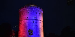 Ο Λευκός Πύργος φωταγωγημένος στο κέντρο της Θεσσαλονίκης
