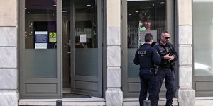 Αστυνομικοί έξω από την τράπεζα που σημειώθηκε ένοπλη ληστεία 