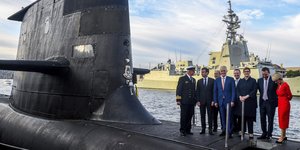 Εμανουέλ Μακρόν και Σκότ Μόρισον πάνω σε υποβρύχιο στο Σίδνεϊ