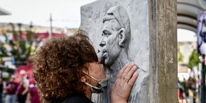 Η μητέρα του Παύλου Φύσσα, Μάγδα στο σημείο της δολοφονίας του γιου της