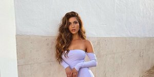 γυναίκα με μωβ