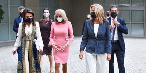 Μπριζίτ Μακρόν, Γιάννα Αγγελοπούλου Δασκαλάκη και Μαρέβα Μητσοτάκη στο Μουσείο Μπενάκη