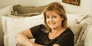 H Μαρία Καβογιάννη στο σαλόνι του σπιτιού της