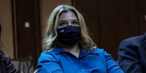 Μαρία Συρεγγέλα μάσκα μπλε μπλούζα