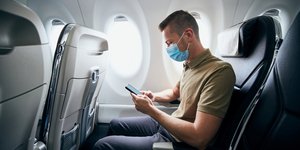 Με μάσκα στο αεροπλάνο