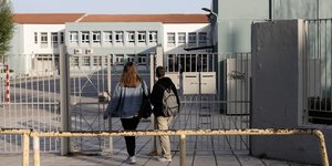 Μαθητές έξω από το γυμνάσιο σχολείο