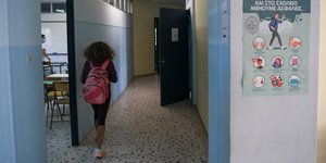 μαθητρια ροζ τσαντα