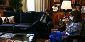 Ο πρωθυπουργός Κυριάκος Μητσοτάκης, η Κατερίνα Σακελλαροπούλου και το μαξιλάρι