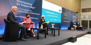 Λίνα Μενδώνη  με ροζ 