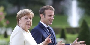 Η Ανγκελα Μέρκελ με τον Εμανουέλ Μακρόν σε κήπο