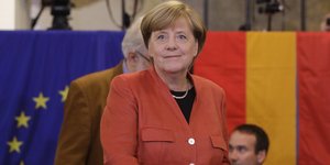 μερκελ πορτοκαλι σακακι 