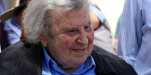 Ο Μίκης Θεοδωράκης κατά την επίσκεψή του στο πατρικό του στο Γαλατά Χανίων το 2016