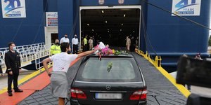 Η σορός του Μίκη Θεοδωράκη μπαίνει στο καράβι για Κρήτη