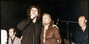 Ο Μίκης Θεοδωράκης στην ιστορική συναυλία μετά την πτώση της χούντας