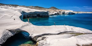 Η παραλία Σαρακήνικο στη Μήλο