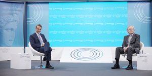 Ο πρωθυπουργός Κυριάκος Μητσοτάκης με τον δημοσιογράφο Steven Erlanger, των «The New York Times»
