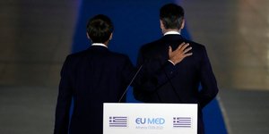 Ο Εμανουέλ Μακρόν πιάνει από τον ώμο τον Κυριάκο Μητσοτάκη 