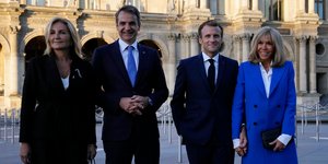 Τα ζεύγη Μητσοτάκη και Μακρόν έξω από το Λούβρο