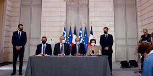 Η στιγμή της υπογραφής της ιστορικής συμφωνίας στο Παρίσι