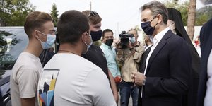 μητσοτακης με νέους