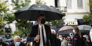 O πρωθυπουργός προσέρχεται στην τελετή αποχαιρετισμού του Μίκη Θεοδωράκη