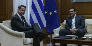 Ο Κυριάκος Μητσοτάκης με τον Αλέξη Τσίπρα στο Μέγαρο Μαξίμου