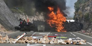 Μαυροβούνιο: Οι διαδηλωτές απέκλεισαν με οδοφράγματα την πόλη Τσέτινιε για να μην μπορέσουν οι ιεράρχες της Σερβικής Ορθόδοξης Εκκλησίας να προσεγγίσουν οδικώς την Μονή