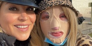 Η Αννίτα Ναθαναήλ με την Ιωάννα